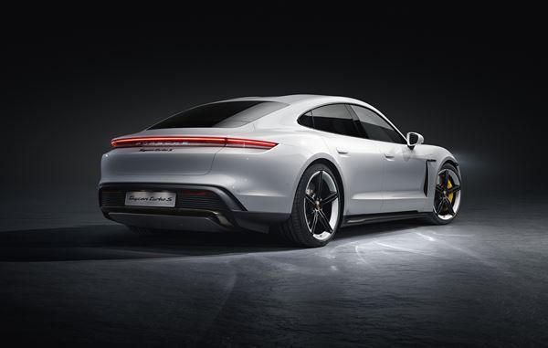Le Porsche Taycan projette la tradition sportive Porsche dans l’électromobilité