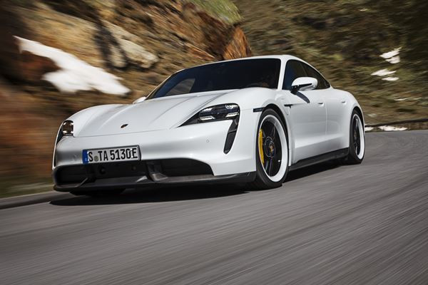 Le Porsche Taycan projette la tradition sportive Porsche dans l’électromobilité