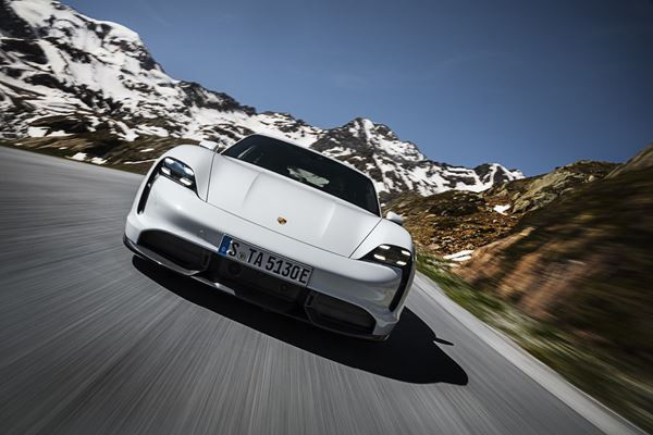Le Porsche Taycan projette la tradition sportive Porsche dans l’électromobilité