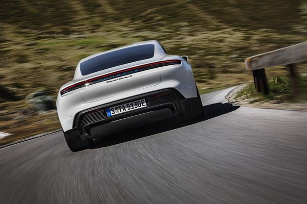 Le Porsche Taycan projette la tradition sportive Porsche dans l’électromobilité