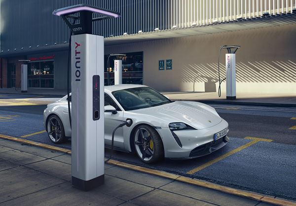 Le Porsche Taycan projette la tradition sportive Porsche dans l’électromobilité