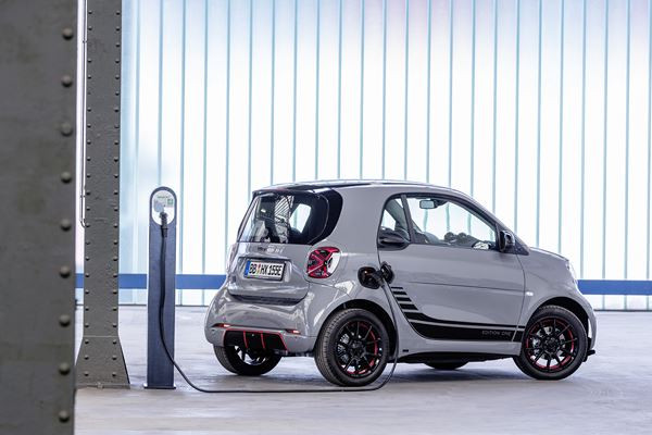 La smart EQ fortwo affiche une grille de calandre redessinée
