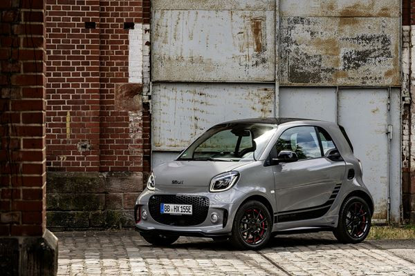 La smart EQ fortwo affiche une grille de calandre redessinée