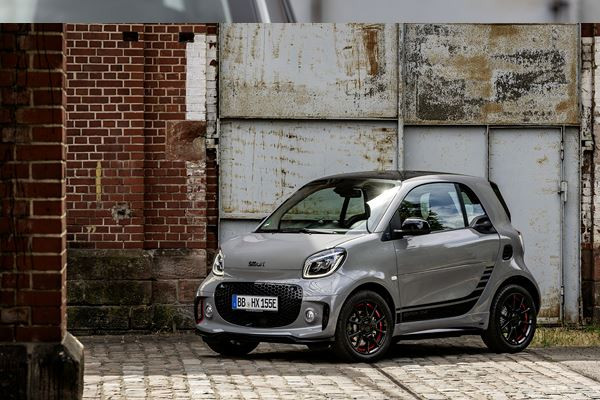 La smart EQ fortwo affiche une grille de calandre redessinée