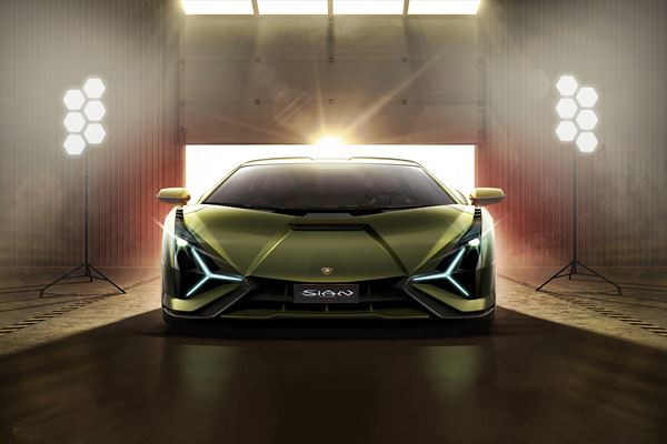La supercar Lamborghini Sian V12 hybride débite une puissance cumulée de 819 ch
