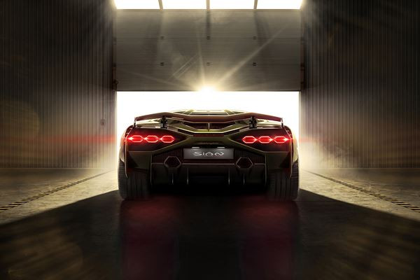 La supercar Lamborghini Sian V12 hybride débite une puissance cumulée de 819 ch