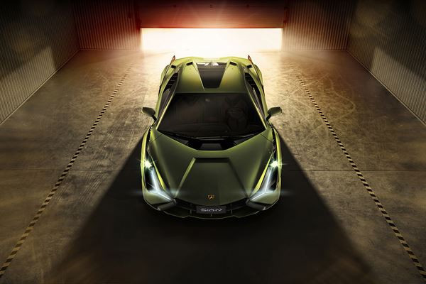 La supercar Lamborghini Sian V12 hybride débite une puissance cumulée de 819 ch