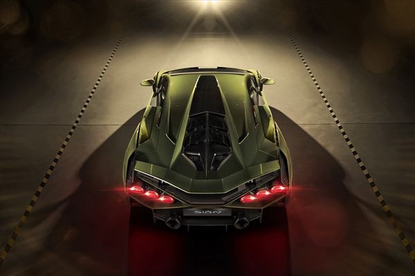 La supercar Lamborghini Sian V12 hybride débite une puissance cumulée de 819 ch