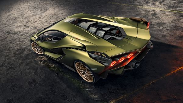 La supercar Lamborghini Sian V12 hybride débite une puissance cumulée de 819 ch