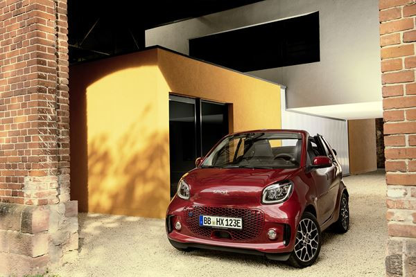 La smart EQ fortwo cabrio affiche une grille de calandre redessinée
