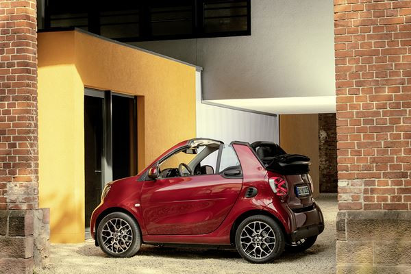 La smart EQ fortwo cabrio affiche une grille de calandre redessinée