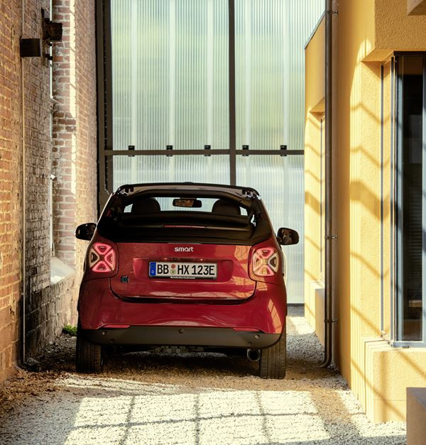 La smart EQ fortwo cabrio affiche une grille de calandre redessinée