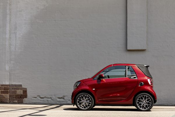 La smart EQ fortwo cabrio affiche une grille de calandre redessinée