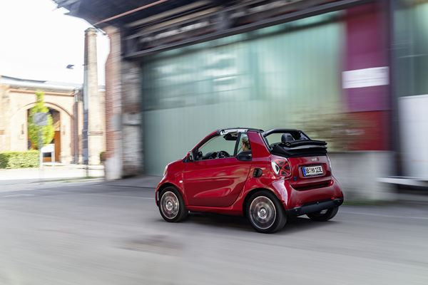 La smart EQ fortwo cabrio affiche une grille de calandre redessinée