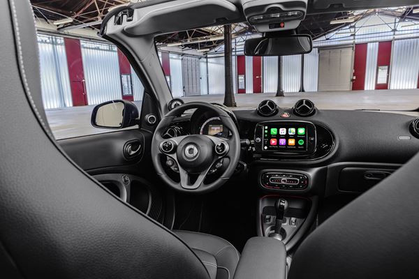 La smart EQ fortwo cabrio affiche une grille de calandre redessinée
