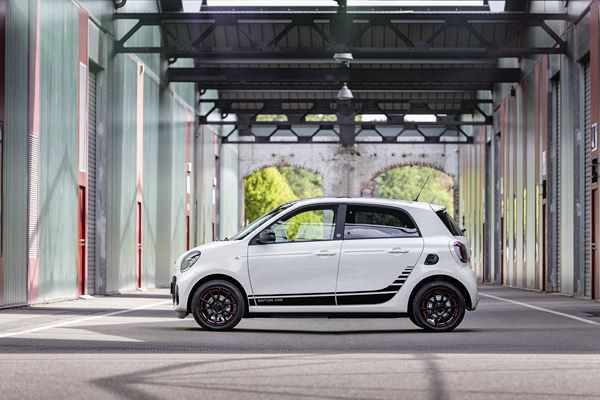 La smart EQ forfour arbore une forme dynamique en A ouvert vers le bas