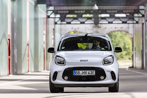 La smart EQ forfour arbore une forme dynamique en A ouvert vers le bas