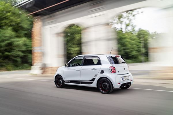 La smart EQ forfour arbore une forme dynamique en A ouvert vers le bas