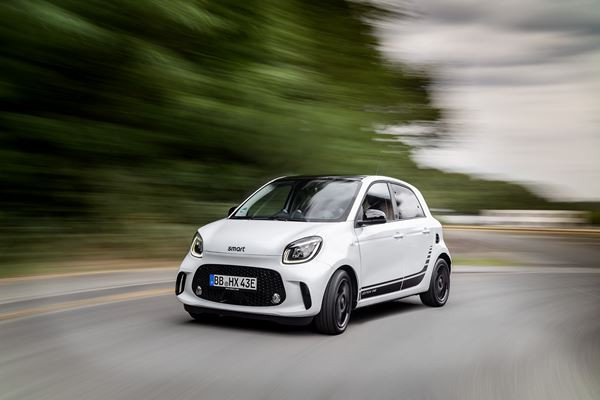 La smart EQ forfour arbore une forme dynamique en A ouvert vers le bas