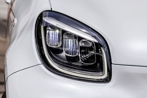 La smart EQ forfour arbore une forme dynamique en A ouvert vers le bas