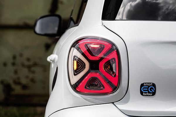 La smart EQ forfour arbore une forme dynamique en A ouvert vers le bas