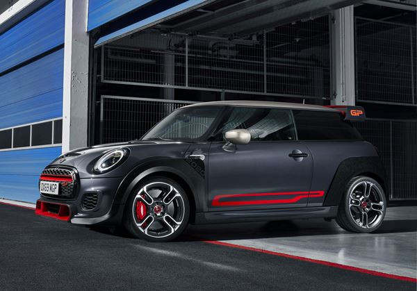 La MINI John Cooper Works GP embarque un moteur quatre cylindres turbo de 306 ch