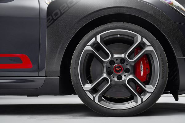 La MINI John Cooper Works GP embarque un moteur quatre cylindres turbo de 306 ch