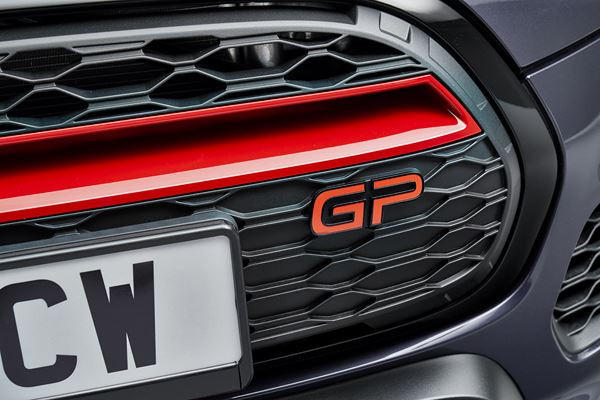La MINI John Cooper Works GP embarque un moteur quatre cylindres turbo de 306 ch