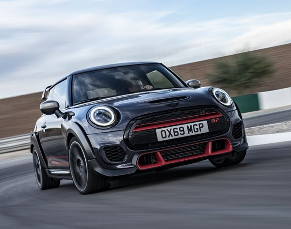 La MINI John Cooper Works GP embarque un moteur quatre cylindres turbo de 306 ch