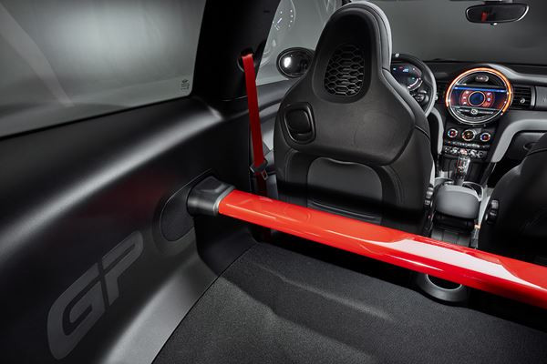 La MINI John Cooper Works GP embarque un moteur quatre cylindres turbo de 306 ch