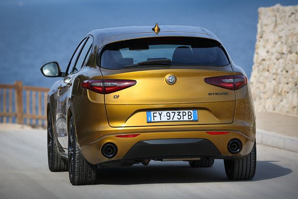 Le SUV sportif Alfa Romeo Stelvio bénéficie d'améliorations technologiques