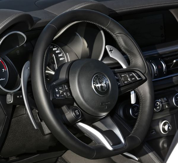 Le SUV sportif Alfa Romeo Stelvio bénéficie d'améliorations technologiques