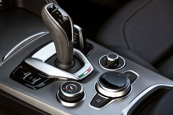 Le SUV sportif Alfa Romeo Stelvio bénéficie d'améliorations technologiques