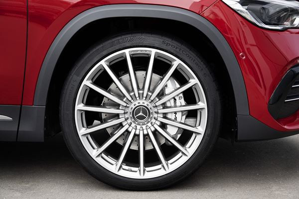 Le Mercedes-AMG GLA 35 4MATIC embarque un moteur turbo 4 cylindres de 306 ch