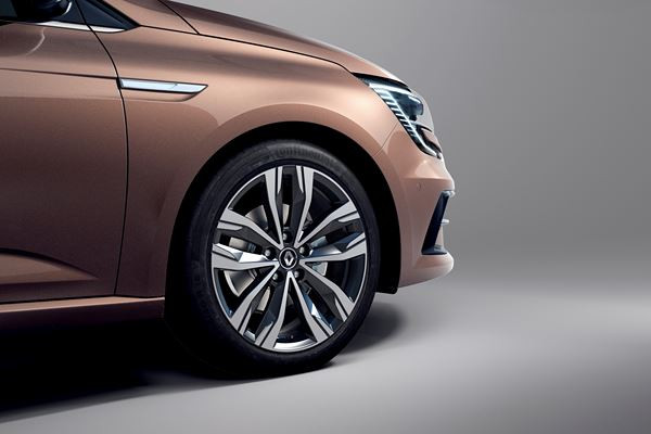 La berline compacte Renault Mégane restylée reçoit des projecteurs LED
