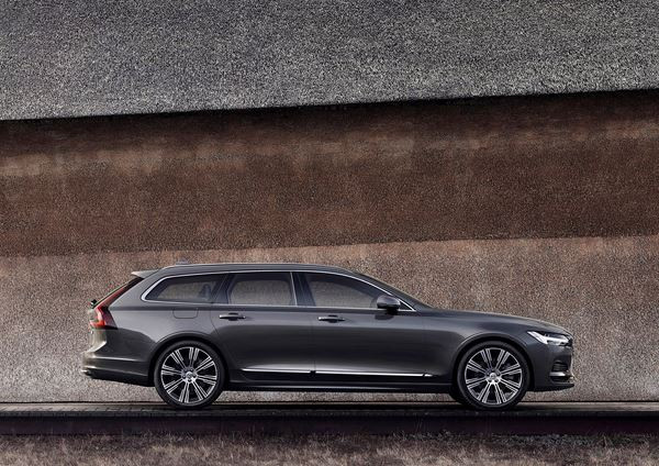Le grand break Volvo V90 s'offre un design très légèrement revisité