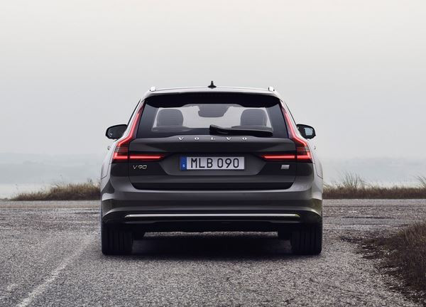 Le grand break Volvo V90 s'offre un design très légèrement revisité