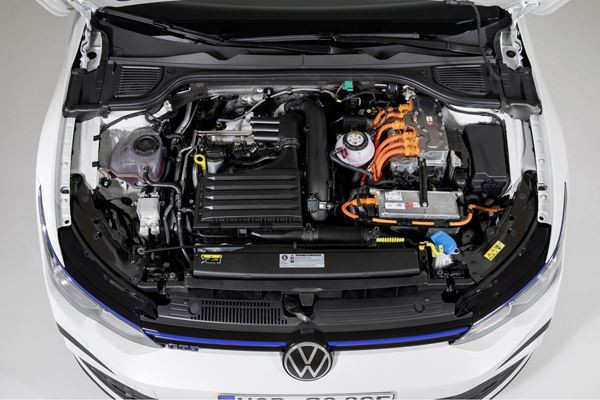 La compacte hybride rechargeable Volkswagen Golf GTE débite 245 ch et 400 Nm