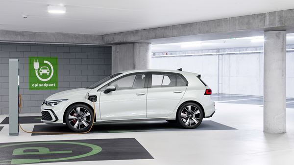 La compacte hybride rechargeable Volkswagen Golf GTE débite 245 ch et 400 Nm