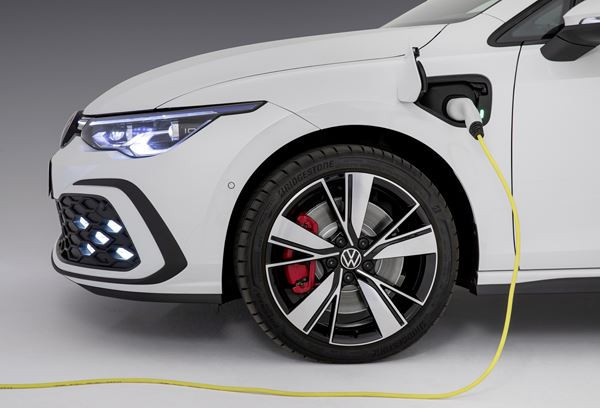 La compacte hybride rechargeable Volkswagen Golf GTE débite 245 ch et 400 Nm