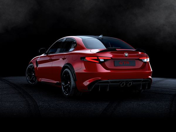 La berline sportive Alfa Romeo Giulia GTA reçoit un moteur bi-turbo 2.9 V6 de 540 ch