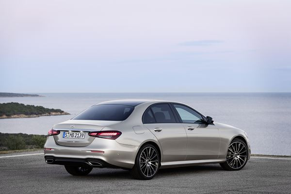 La Mercedes Classe E Berline actualisée affiche un design plus dynamique