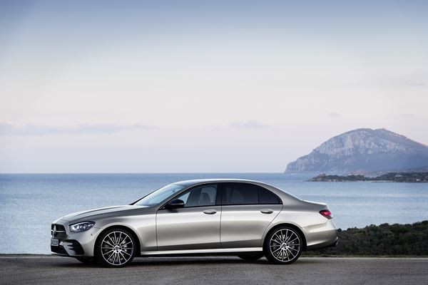 La Mercedes Classe E Berline actualisée affiche un design plus dynamique