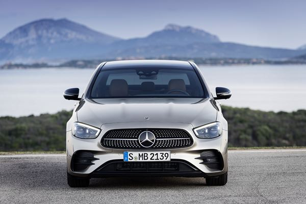 La Mercedes Classe E Berline actualisée affiche un design plus dynamique