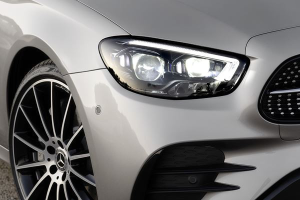 La Mercedes Classe E Berline actualisée affiche un design plus dynamique