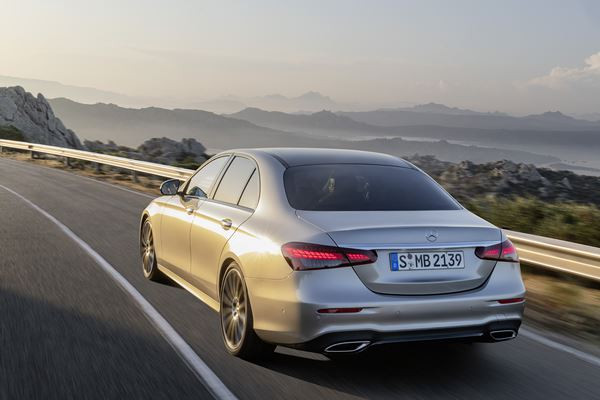 La Mercedes Classe E Berline actualisée affiche un design plus dynamique