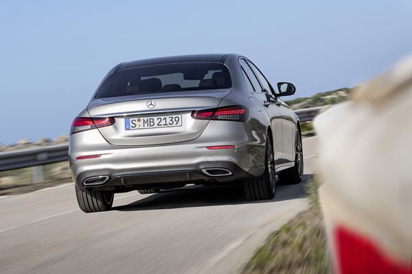 La Mercedes Classe E Berline actualisée affiche un design plus dynamique