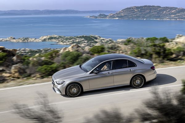 La Mercedes Classe E Berline actualisée affiche un design plus dynamique