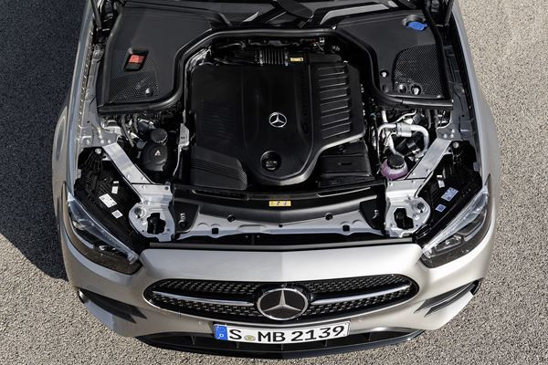 La Mercedes Classe E Berline actualisée affiche un design plus dynamique
