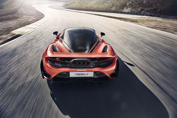 La supercar McLaren 765LT embarque un moteur V8 4 litres biturbo de 765 ch